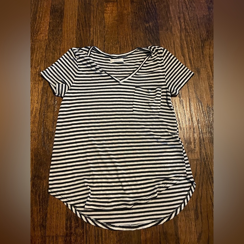 Abercrombie & Fitch S black and white stripped tee